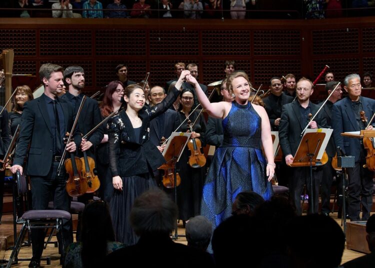 O novo diretor musical da SF Symphony, Elim Chan, recebeu boas-vindas efusivas no primeiro show desde que foi contratado