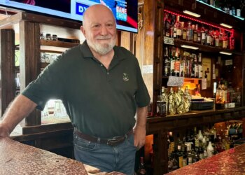O novo proprietário do St. Michael's Pub planeja manter o charme do bar de mergulho Allouez