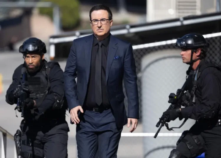 O palestrante vencedor do Emmy, John Oliver, fazendo check-in no “Hospital Geral” esta semana, passando “Dias de nossas vidas” em agosto