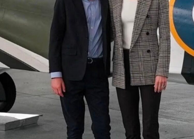 O príncipe George é apresentado aos seus deveres reais com uma visita a uma base da Força Aérea Real