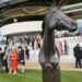 O rei faz um desvio surpresa no Royal Ascot para uma cerimônia especial