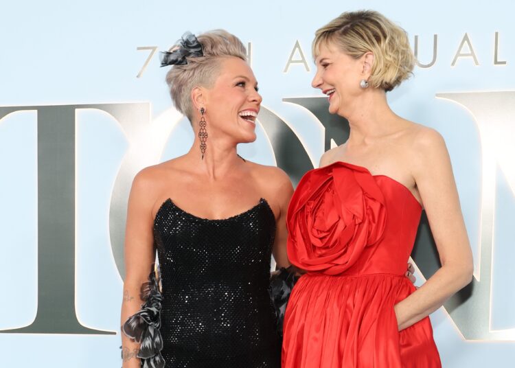 O tapete vermelho do Tony Awards 2026 é uma reunião de celebridades do Xennial
