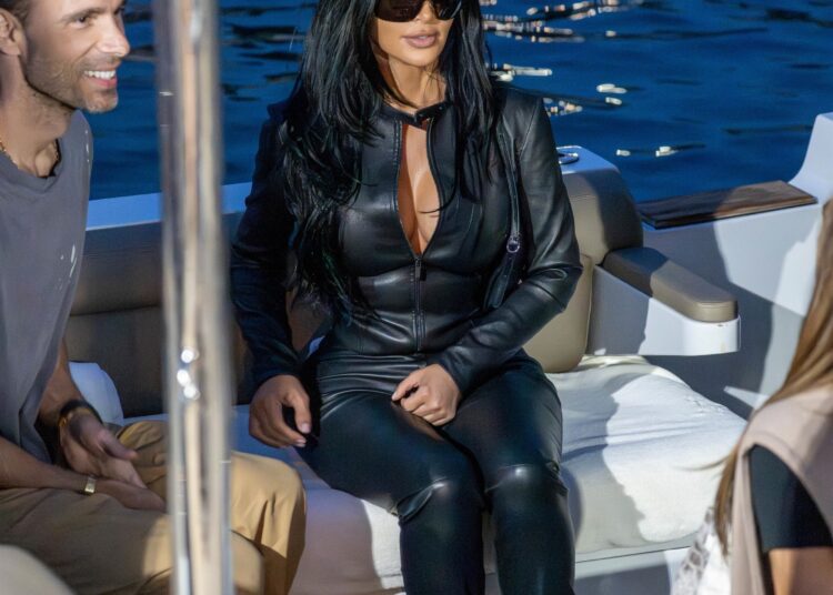 O traje de corrida Gucci de Kim Kardashian é o traje ideal para o Grande Prêmio