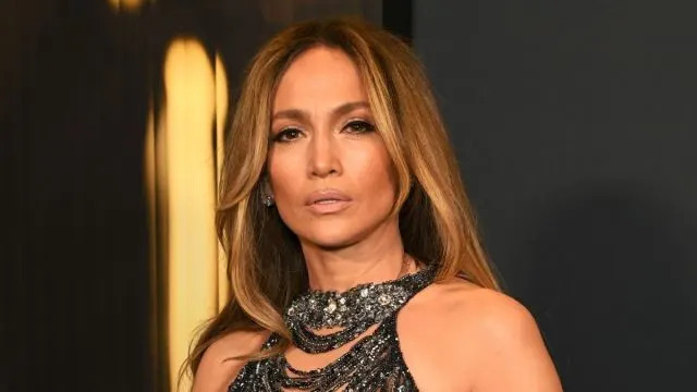 O vestido D&G de Jennifer Lopez não poderia ser mais transparente