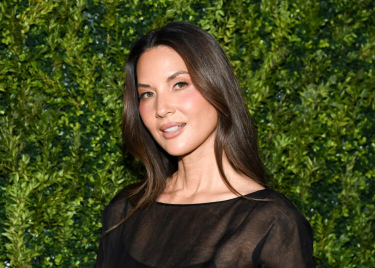 Olivia Munn descreve momento fora do corpo 'surreal' do diagnóstico de câncer de mama: 'Eu tinha visto isso em filmes'