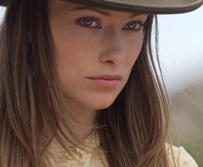 Olivia Wilde diz que Walton Goggins 'salvou minha vida' no set de “Cowboys and Aliens” e o chama de 'herói da vida real'