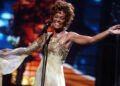 Oprah Winfrey relembra a queda do palco de Whitney Houston após uma recaída