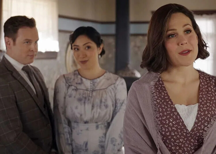 Os co-estrelas de “When Calls the Heart” Erin Krakow e Ben Rosenbaum dão as boas-vindas ao primeiro filho: 'O maior presente'
