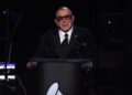 Os fãs reagem online enquanto estrelas da música se reúnem para homenagear Clive Davis