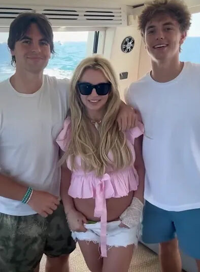 Os filhos de Britney Spears, Sean Preston e Jayden, fazem estreia conjunta na passarela da Paris Fashion Week