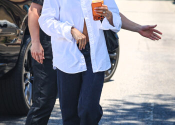 Os jeans Gap favoritos de Hailey Bieber custam menos de US $ 45 no primeiro dia