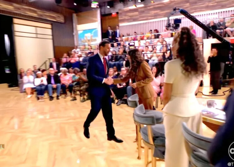 Os membros do público do estúdio “The View” se recusam a aplaudir JD Vance na chegada do VP para entrevista ao vivo