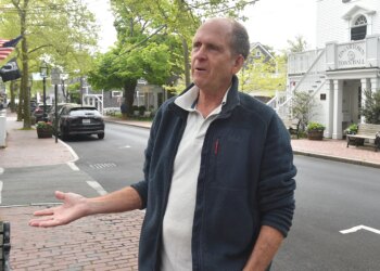Os sinais de direção do Play Arcade apontam de New Bedford para a ilha de 'Tubarão'