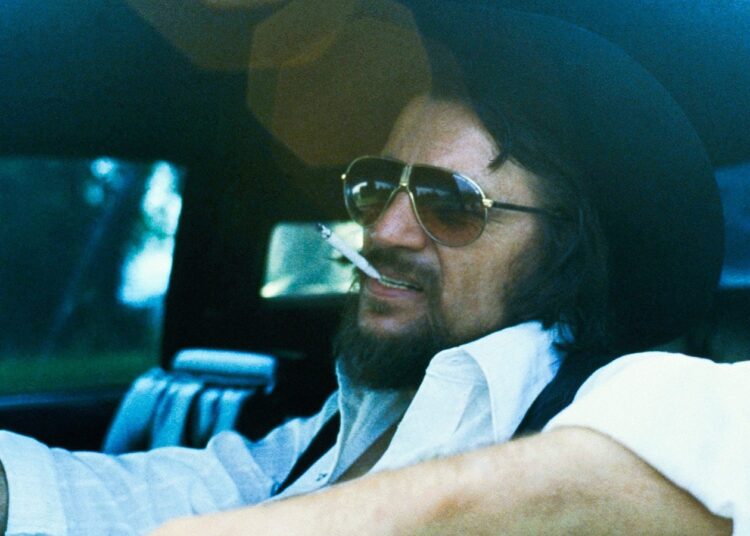 Ouça a música inédita de Waylon Jennings com 'Diamonds' de Glen Campbell