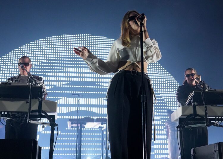 Ouça o novo single alegre do Jungle, 'The Wave'