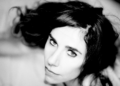 PJ Harvey retorna com “Voyager”, sua primeira música inédita em três anos