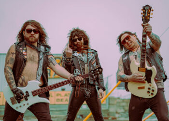 POWERLÖAD lança videoclipe “Drunk in a Taxi Cab” para novo álbum “In The Pocket”, lançado no final de junho de 2026