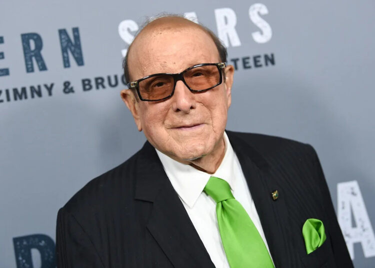 Patrimônio líquido de Clive Davis: magnata da música deixa enorme fortuna após a morte aos 94 anos