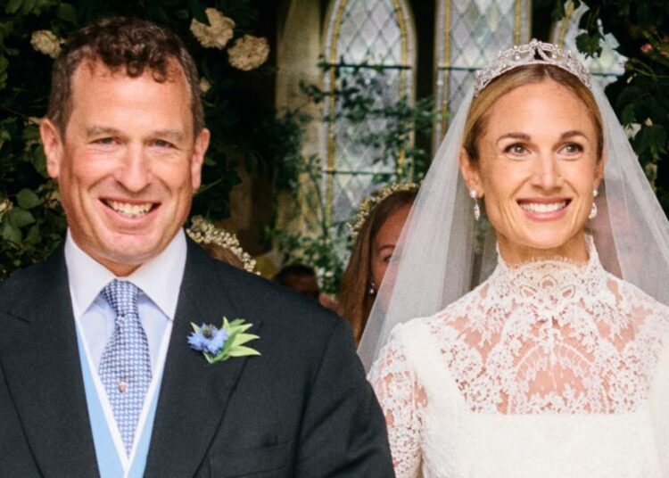 Peter Phillips e Harriet Sperling revelam fotos oficiais do casamento repleto de realeza