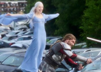 Phoebe Bridgers LARPs na Renaissance Faire no novo vídeo de “Lost Boys”