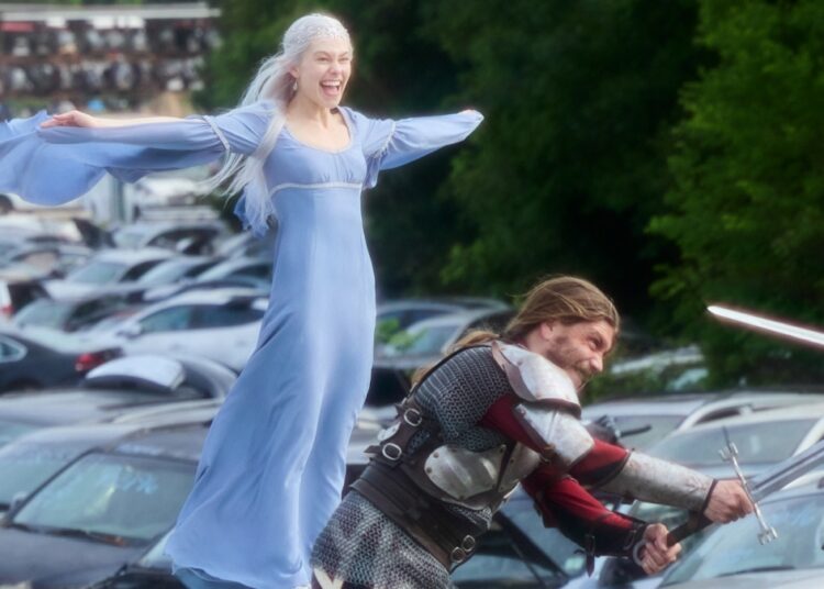 Phoebe Bridgers LARPs na Renaissance Faire no novo vídeo de “Lost Boys”