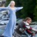 Phoebe Bridgers LARPs na Renaissance Faire no novo vídeo de “Lost Boys”