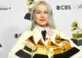 Phoebe Bridgers abandonou a Internet para divulgar suas novas músicas. Está funcionando