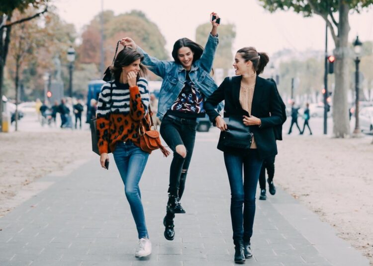 Por que celebridades nostálgicas estão trazendo de volta as tendências de moda, música e mídia social de 2016