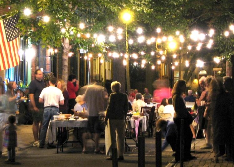 Porchfest traz entretenimento acessível para as ruas - Streetsblog USA