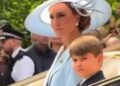 Princesa Kate em um ataque de riso enquanto conversa com outros membros da realeza na cerimônia da Ordem da Jarreteira