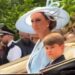 Princesa Kate em um ataque de riso enquanto conversa com outros membros da realeza na cerimônia da Ordem da Jarreteira