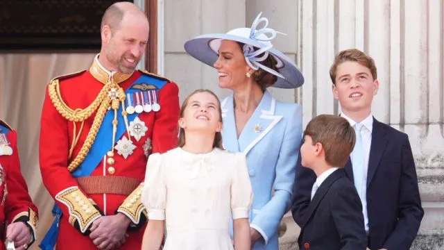 Príncipe George se torna viral ao tentar evitar espirros durante evento real