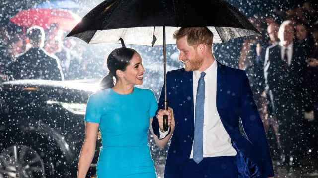 Príncipe Harry e Meghan Markle 'inquietos' com as ações de 2 membros da realeza - Insider