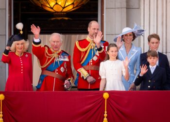 Príncipe Louis rouba a cena novamente no sobrevôo do Red Arrows para Trooping the Color