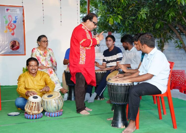 Pt. Prodyut Mukherjee, juntamente com a Fundação Sangitanjali, conduz workshop de musicoterapia em Hyderabad