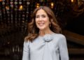 Rainha Maria usa blusa da Princesa Josephine e tênis inesperados durante passeio romântico com o Rei Frederico