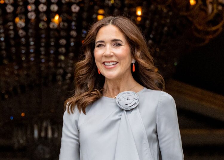 Rainha Maria usa blusa da Princesa Josephine e tênis inesperados durante passeio romântico com o Rei Frederico