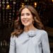 Rainha Maria usa blusa da Princesa Josephine e tênis inesperados durante passeio romântico com o Rei Frederico