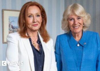 Rainha encontra JK Rowling para marcar início da semana real em Edimburgo