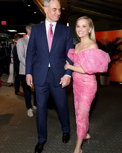 Reese Witherspoon e Oliver Haarman fazem estreia no tapete vermelho