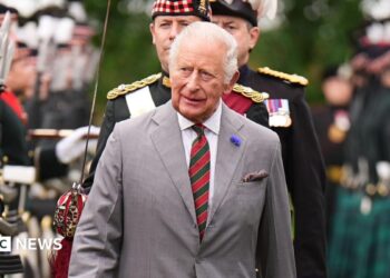 Rei Charles chega a Edimburgo para celebrações da Semana Holyrood