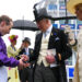 Rei e Rainha desafiam as chuvas para reviver a tradição real em Epsom Derby