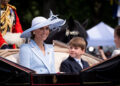 Rei e Rainha partem do Palácio de Buckingham para desfile de aniversário do Trooping the Color