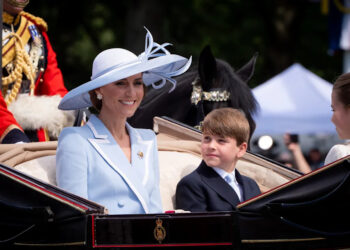 Rei e Rainha partem do Palácio de Buckingham para desfile de aniversário do Trooping the Color