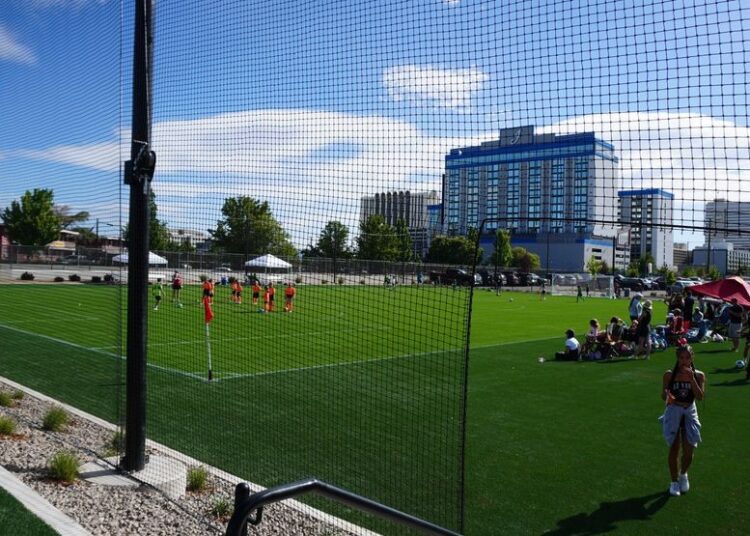 Reno hospeda o primeiro torneio de futebol no centro da cidade nos novos campos do Neon Line District