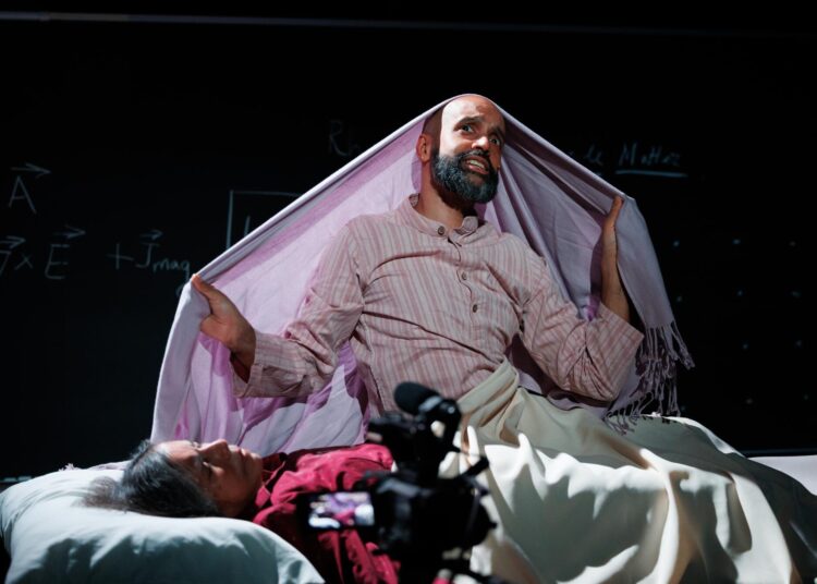 Revisão de 'Reologia': Física teórica encontra arte experimental no REDCAT
