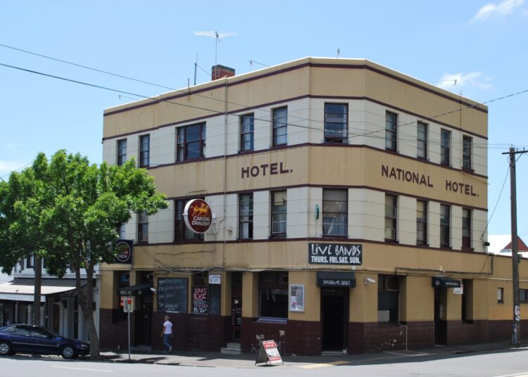 Revista Forte | Música e estilo de vida | Noites nostálgicas, Nash Trash e a nova era que mantêm o The National Hotel como favorito local