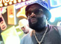Rick Ross, brincando, foge pela Costco depois de ser visto voando em um comercial