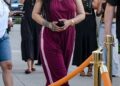 Rihanna usa um macacão esportivo listrado enquanto faz compras em Beverly Hills