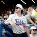 Riley Green ajuda a arrecadar recorde de US$ 701 mil no Celebrity Softball Game